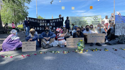 demonstranter på ett övergångsställe på Mannerheimvägen