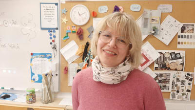 Åsa Bergholm undervisar i finska i Karis svenska högstadium.