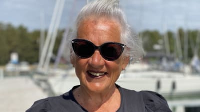 Äldre kvinna som tittar in i kameran. 