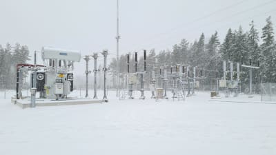 En elstation i ett snöigt landskap.