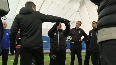 Tillslagstränaren Eija Feodoroff instruerar fotbollstränare.
