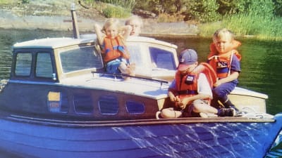 Karoliina Kauhanen lapsena serkkujensa kanssa veneellä