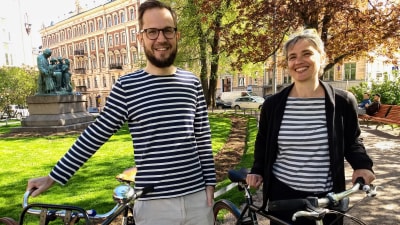 Cykelambassadörerna Martti Tulenheimo och Sanna Ojajärvi poserar vid sina cyklar.