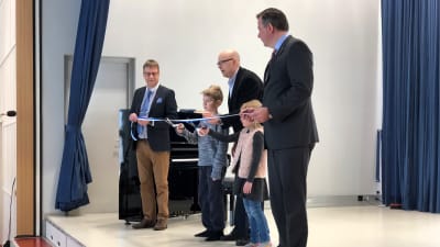 Purmo skola invigs. Från vänster bildningsdirektör Rolf Sundqvist, elev Elias Björklund, rektor Glenn Sundstedt, elev Isabella Mattjus och kommundirektör Stefan Svenfors.