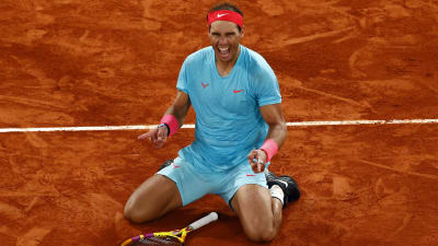 Rafael Nadal jublar på knä.