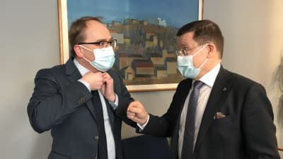 puolustusasianajaja Kaarle Gummerus ja syyttäjä Tom Laitinen 