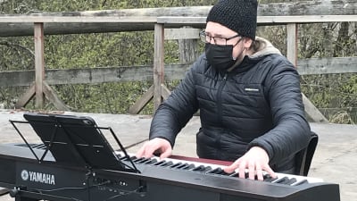 Jesper Eklund spelar keyboard.