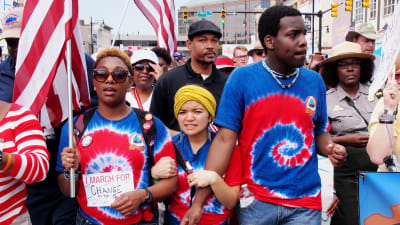 kansalaisaktivistit marssivat Alabamassa Selma-Montgomery 50-vuotisjuhlamarssilla