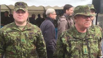 Två estniska officerare på evenemang ordnat av det estniska försvaret och landets försvarsindustri.