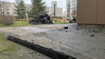Förkolnat virke vid brandskadat hus vid Borgmästargatan 2 i Borgå 28.10.21