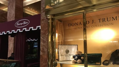 Skjortor och andra Trumpprylar till salu i Trump Tower på Manhattan i New York,