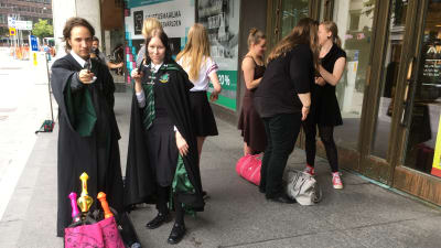 Människor väntar utanför en bokhandel för att köpa den nyaste Harry Potter-boken.