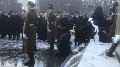 President Kersti Kaljulaid lägger ner en minneskrans vid Minnesmärket för segern i självständighetskriget
