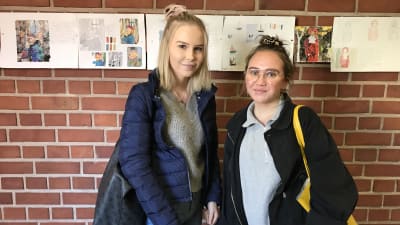 Josefin Lindfors och Vivi Johansson i Tölö gymnasium