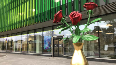 Nya barnsjukhuset, en skulptur som föreställer tre rosor i en guldvas utanför ingången,
