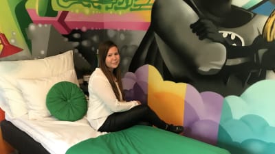Erica Helin sitter på en säng i gamla internatet i Käldinge skola