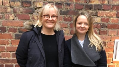 Marina Meinander och Nora Rosendahl untaför Efter Nio studion