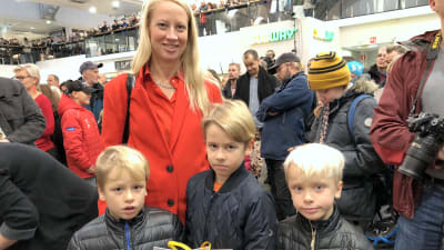 Oscar, Carl-Victor och Filip tillsammans med mamma Johanna Tidström.
