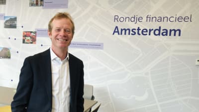 Sander Van Leijenhorst är brexitansvarig vid den nederländska finansmyndigheten. Han är en man i yngre medelåldern, Han är ledigt klädd i kavaj och skjorta utan slips. 