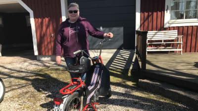 Mona Söderblom står vid sin moped