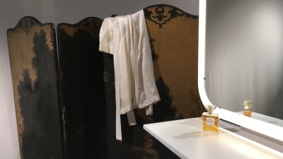 En vikskärm från 1700-talet och ett sminkbord med en Chanel-parfym.
