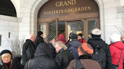 Trängsel utanför ingången till Grand Hotel.