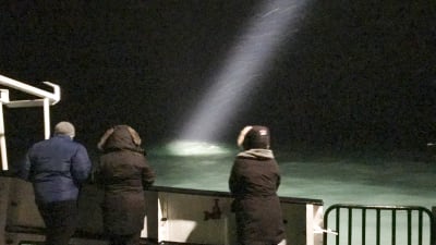 Räddningsarbetare har inte ännu funnit några spår av helikoptern, endast oljefläckar i Barents hav