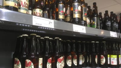 Lätta alkoholhaltiga drycker på butikshyllan i Tallinn.