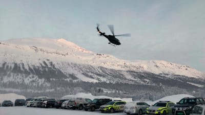 Helikopter lyfter med räddningsmanskap ombord, på väg upp till Blåbærfjellet.