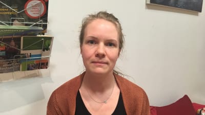 maria svanbäck vid luckan i åbo