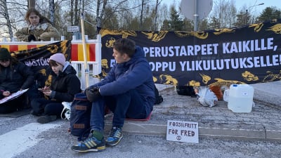 Demonstranter sitter på väg.