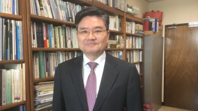 Nordkoreaexperten Koh Yu-Hwan tror att Kim Jong-Un eftersträvar en öppning utåt efter att Nordkorea fullbordade sitt kärnvapenprogram