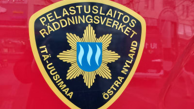 Räddningsverket emblem på brandbil.