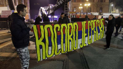 Serbiska demonstranter i Belgrad med banderoll: "Kosovo är serbiskt".