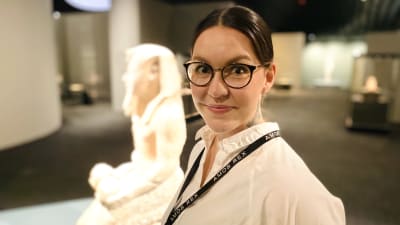 Museilektor Melanie Orenius på Amos Rex. 