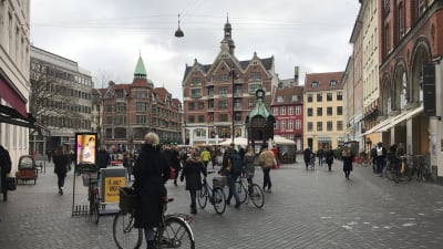 Kultorvet i Köpenhamn med mycket cyklister och fotgängare.