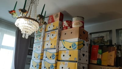 lådor staplade på varandra och kristallkrona i vardagsrum