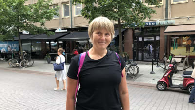 Taina Liukkonen står på gågatan i Åbo.