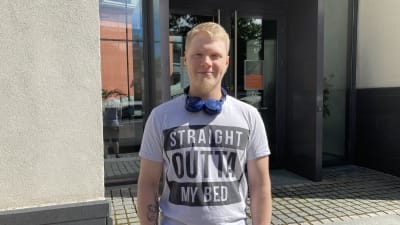 En ung man med blont hår en solig dag i Åbo.