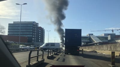 En lastbil brinner och orsakar mycket rök vid motorvägen i Åbo.
