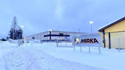 En byggnad i Karis där Mirka tillverkar slipmaterial.