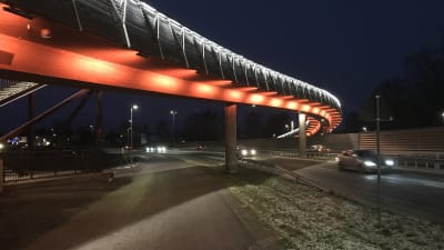 Promenadbron över Alskatvägen i Vasa.