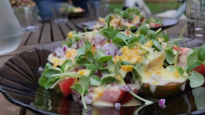 Tomat och rödlökssallad med chilisås.