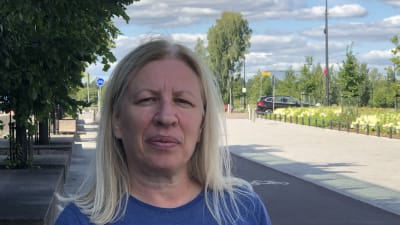 Carina Nakhel är född i LIbanon och bosatt i Finland sedan år 1990. Hon vill att det politiska systemet i LIbanon ska förändras i grunden.