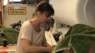 Annika Langenskiöld restaurerar en fåtölj
