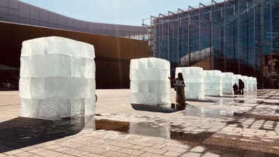 Smältande isblock i en konstinstallation på Medborgartorget i Helsingfors. 