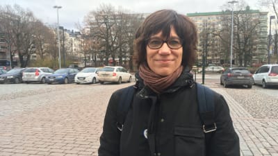 professor camilla wide står vid en parkering och ler mot kameran