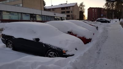 Insnöade bilar invid Kiskovägen i Brunakärr.
