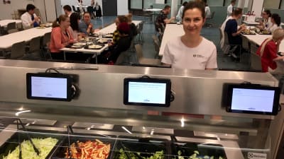Laura Forsman står bakom salladsbuffet i restaurangen.