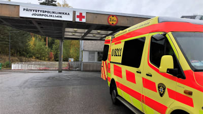 Ambulans utanför jouren till Borgå sjukhus. 